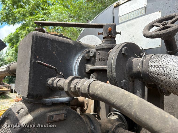 image for item EX2569 1994 International 4900 oil distributor truck
