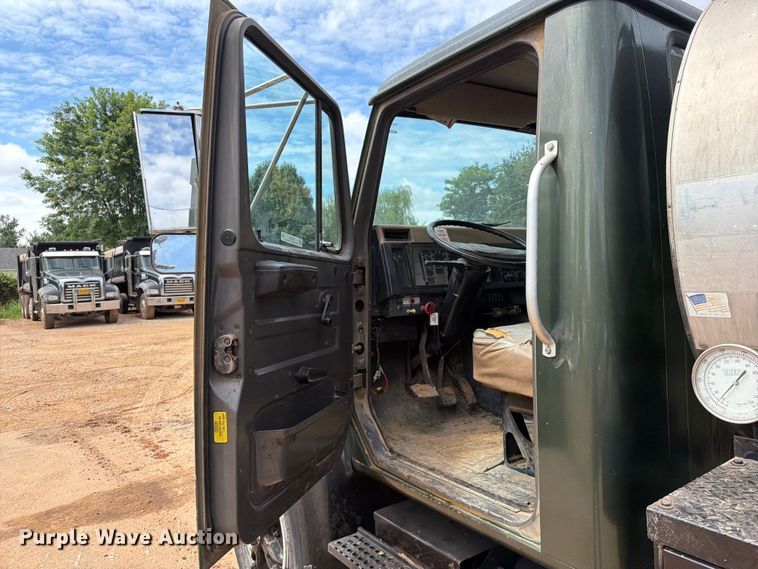 image for item EX2569 1994 International 4900 oil distributor truck