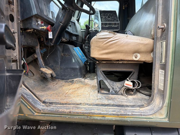 image for item EX2569 1994 International 4900 oil distributor truck