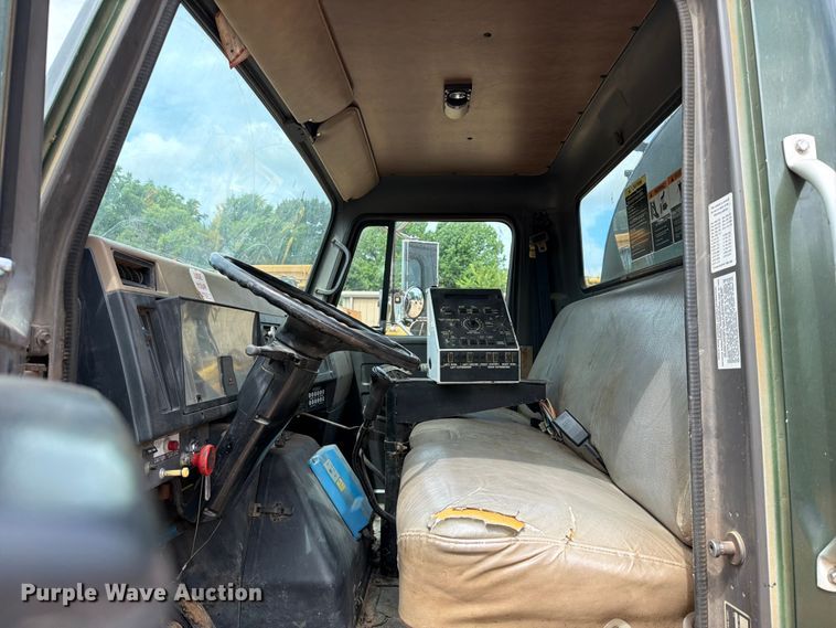 image for item EX2569 1994 International 4900 oil distributor truck