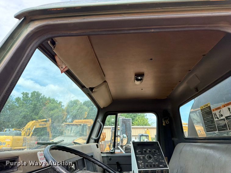 image for item EX2569 1994 International 4900 oil distributor truck
