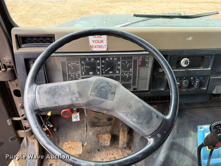 image for item EX2569 1994 International 4900 oil distributor truck