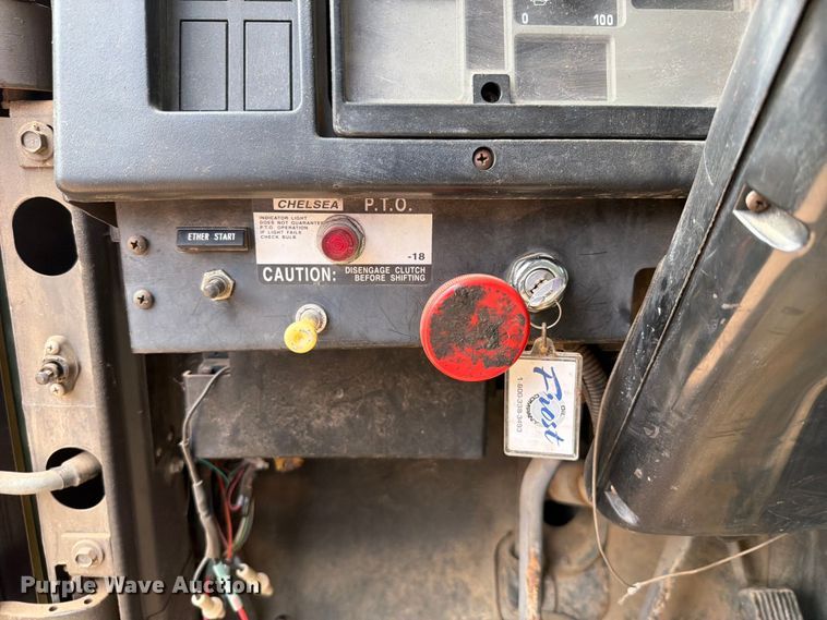 image for item EX2569 1994 International 4900 oil distributor truck