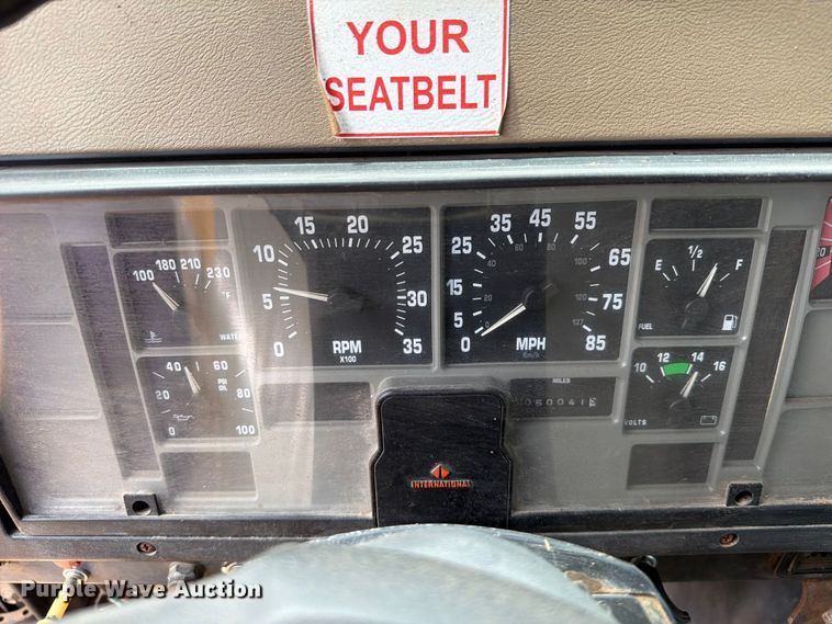 image for item EX2569 1994 International 4900 oil distributor truck