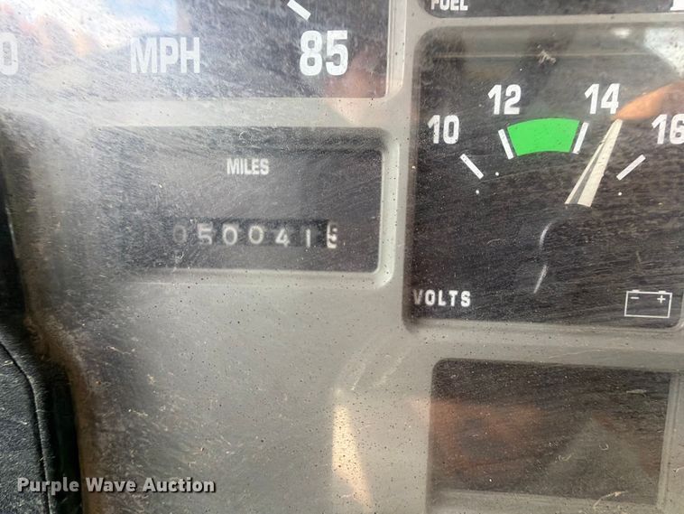 image for item EX2569 1994 International 4900 oil distributor truck