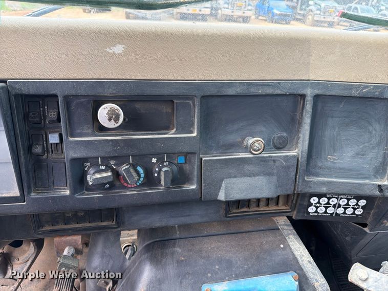 image for item EX2569 1994 International 4900 oil distributor truck