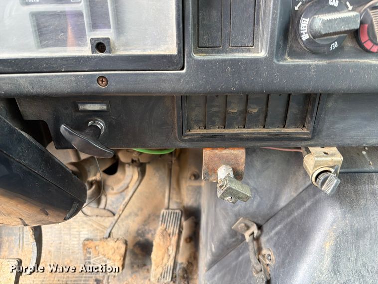 image for item EX2569 1994 International 4900 oil distributor truck