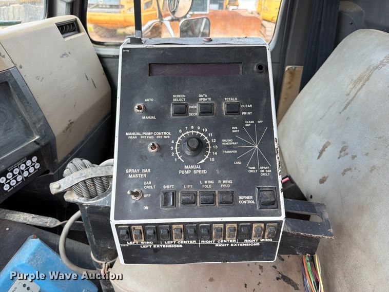 image for item EX2569 1994 International 4900 oil distributor truck