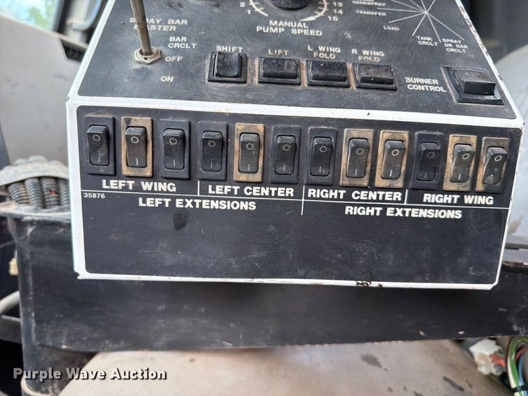 image for item EX2569 1994 International 4900 oil distributor truck