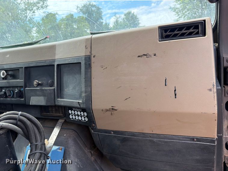 image for item EX2569 1994 International 4900 oil distributor truck