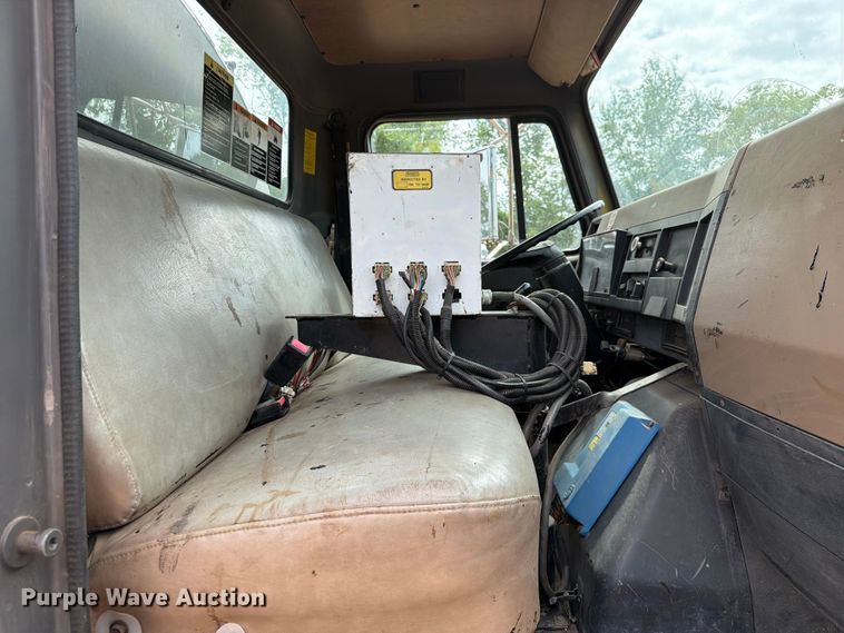 image for item EX2569 1994 International 4900 oil distributor truck