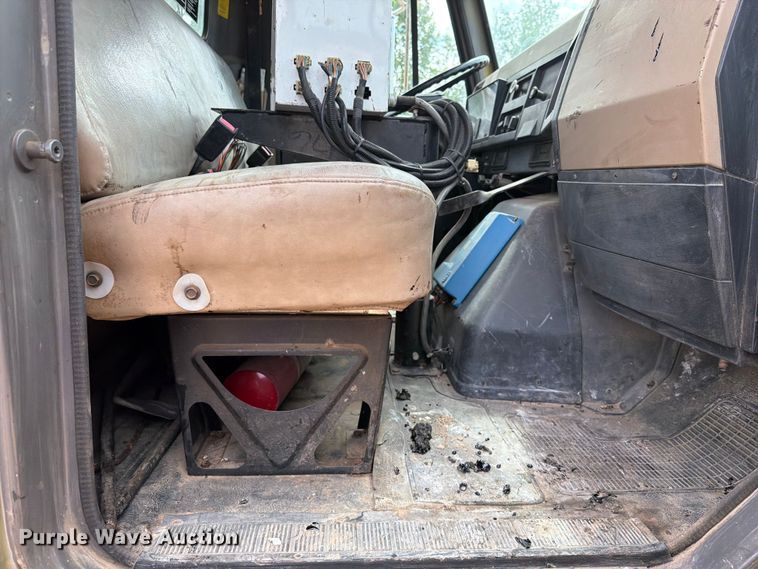 image for item EX2569 1994 International 4900 oil distributor truck