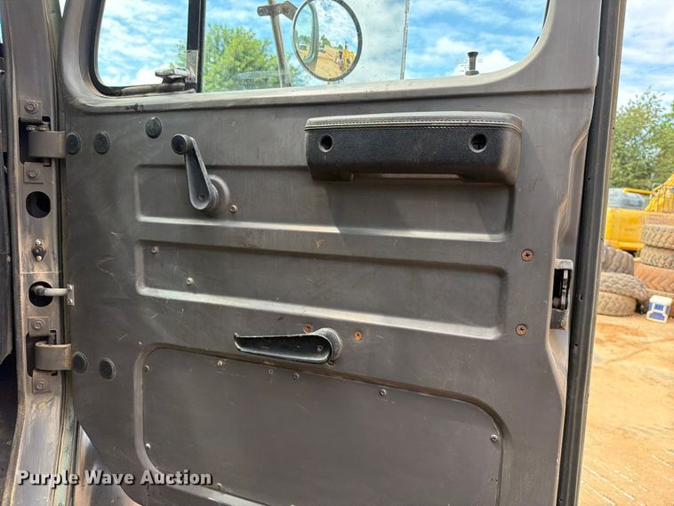 image for item EX2569 1994 International 4900 oil distributor truck