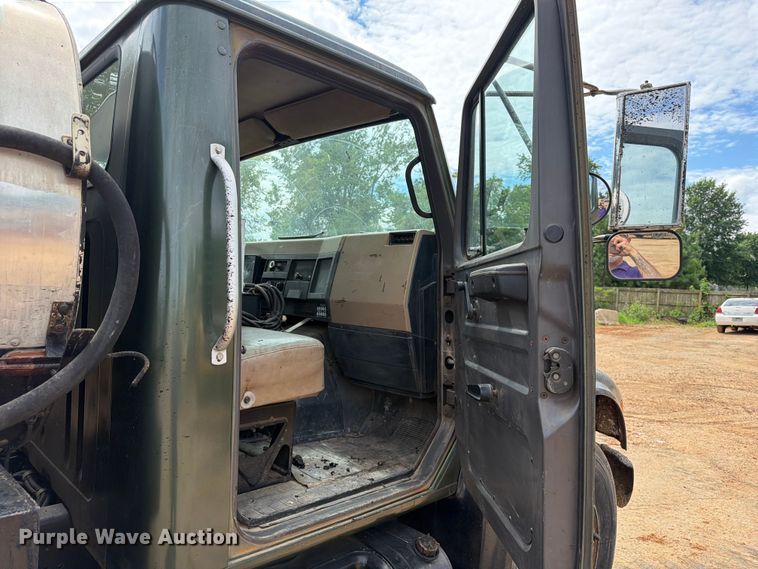 image for item EX2569 1994 International 4900 oil distributor truck