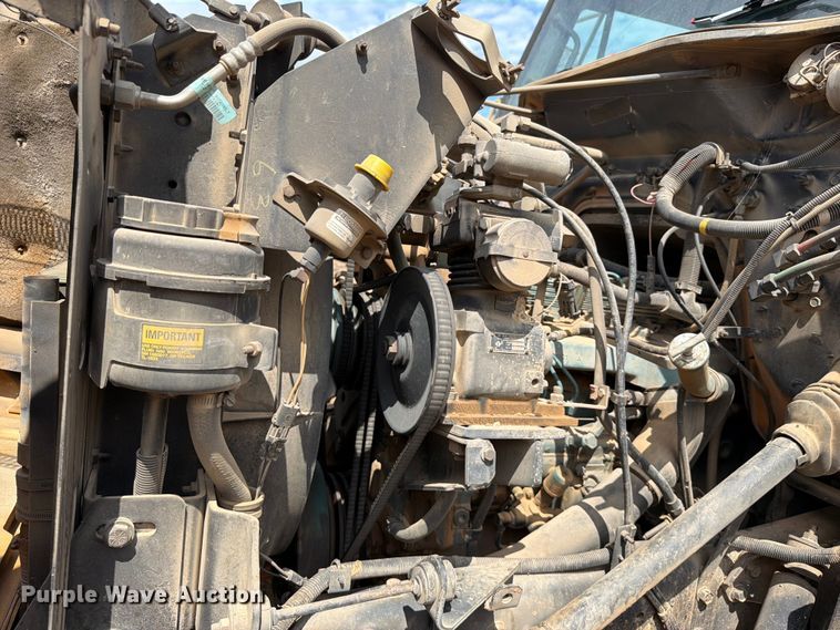 image for item EX2569 1994 International 4900 oil distributor truck