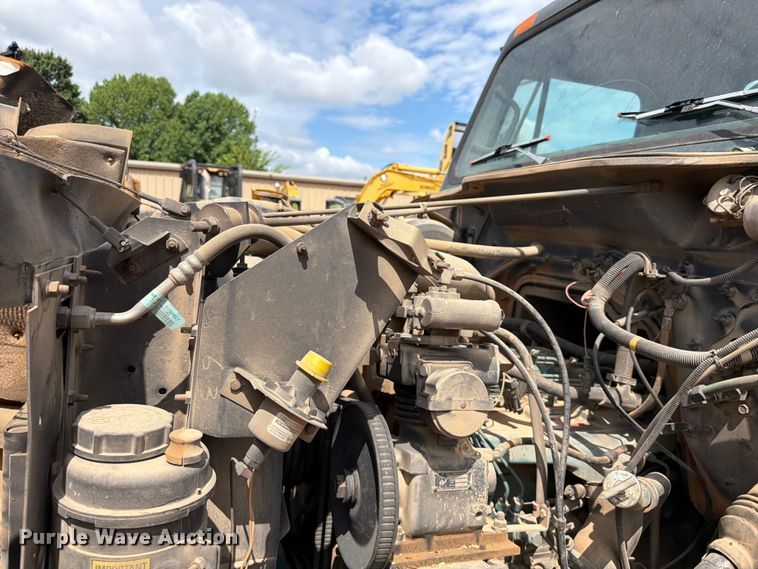 image for item EX2569 1994 International 4900 oil distributor truck