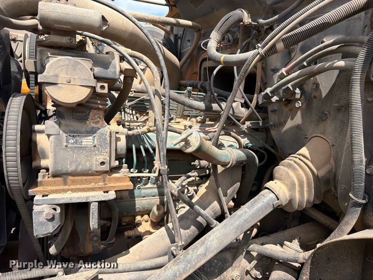 image for item EX2569 1994 International 4900 oil distributor truck