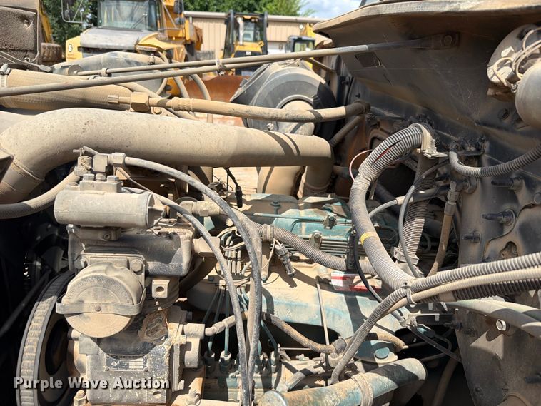 image for item EX2569 1994 International 4900 oil distributor truck