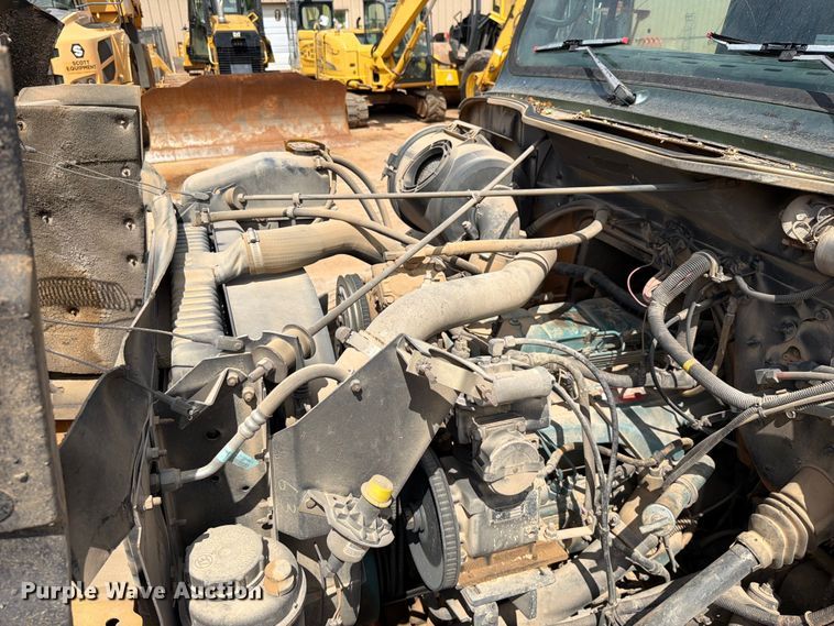 image for item EX2569 1994 International 4900 oil distributor truck