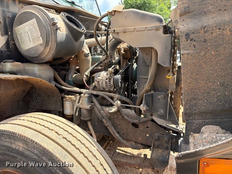 image for item EX2569 1994 International 4900 oil distributor truck