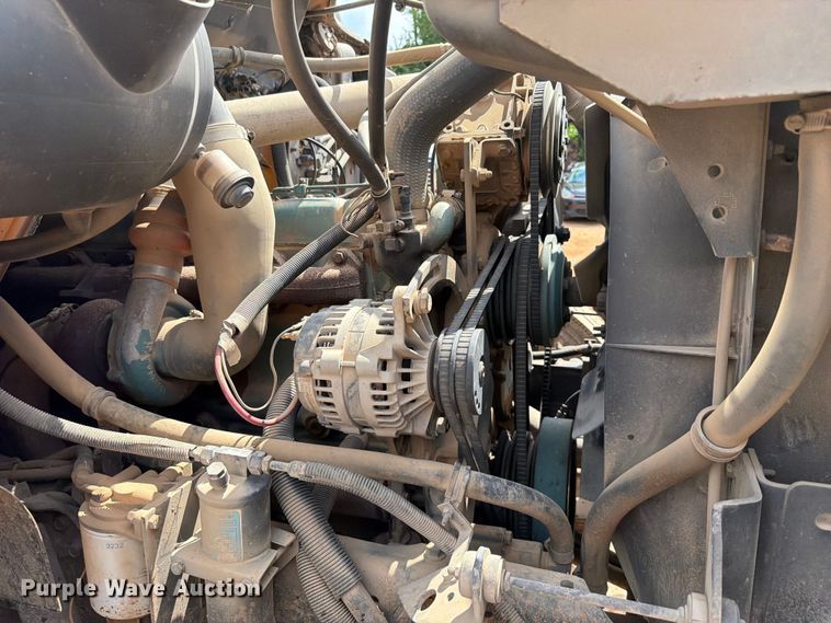 image for item EX2569 1994 International 4900 oil distributor truck