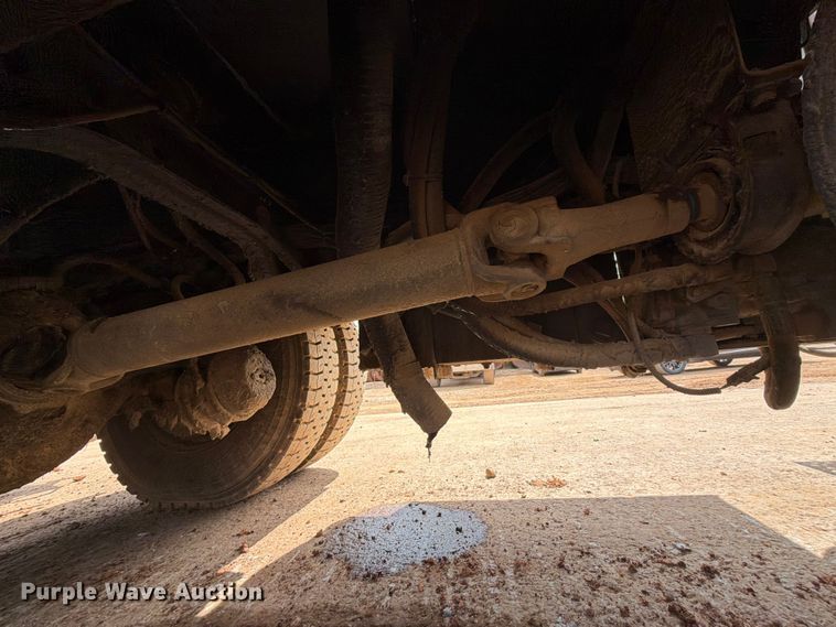 image for item EX2569 1994 International 4900 oil distributor truck