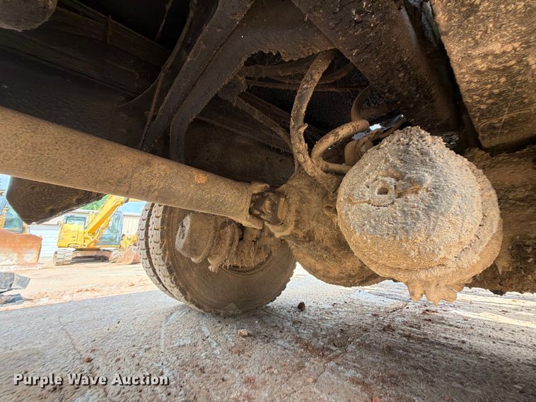 image for item EX2569 1994 International 4900 oil distributor truck