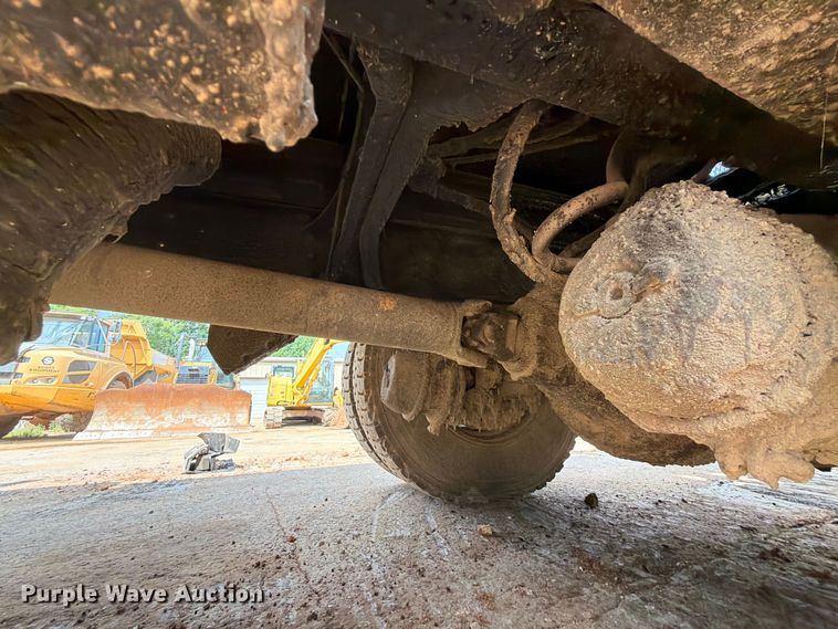 image for item EX2569 1994 International 4900 oil distributor truck
