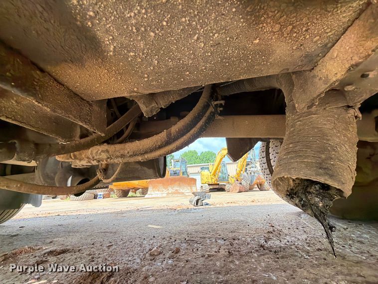 image for item EX2569 1994 International 4900 oil distributor truck