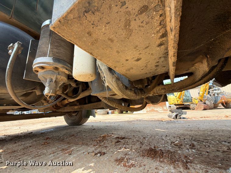 image for item EX2569 1994 International 4900 oil distributor truck