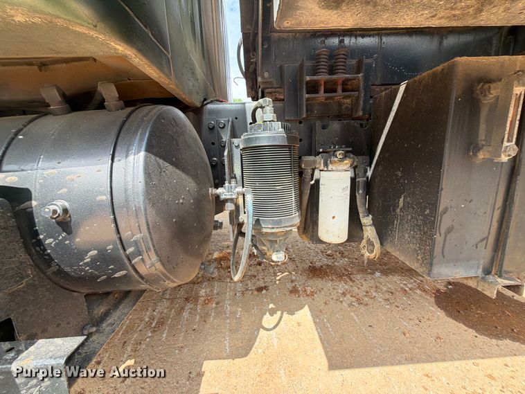 image for item EX2569 1994 International 4900 oil distributor truck