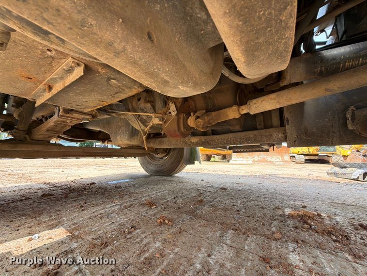 image for item EX2569 1994 International 4900 oil distributor truck