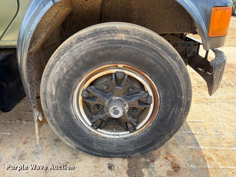 image for item EX2569 1994 International 4900 oil distributor truck