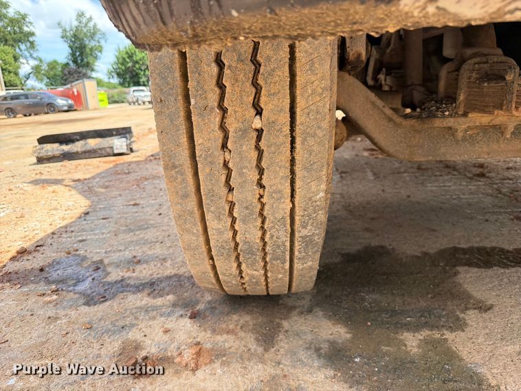 image for item EX2569 1994 International 4900 oil distributor truck