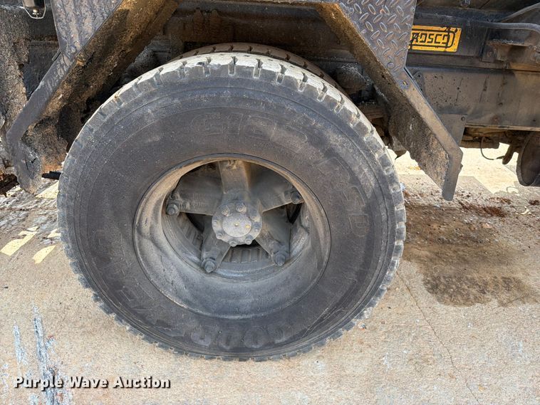 image for item EX2569 1994 International 4900 oil distributor truck