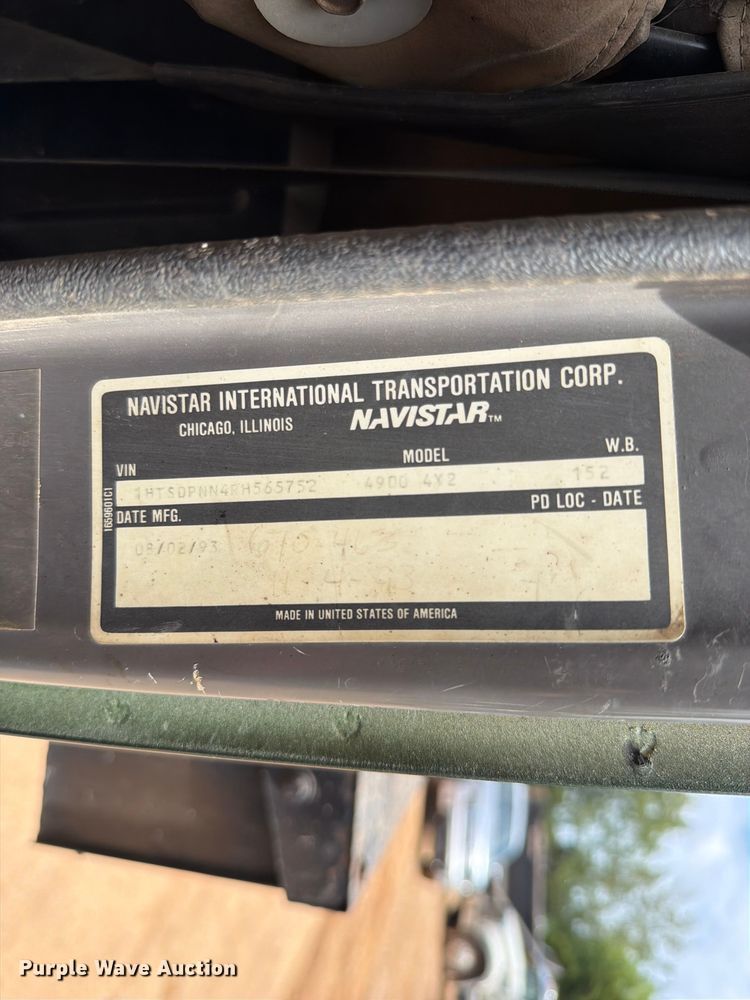 image for item EX2569 1994 International 4900 oil distributor truck