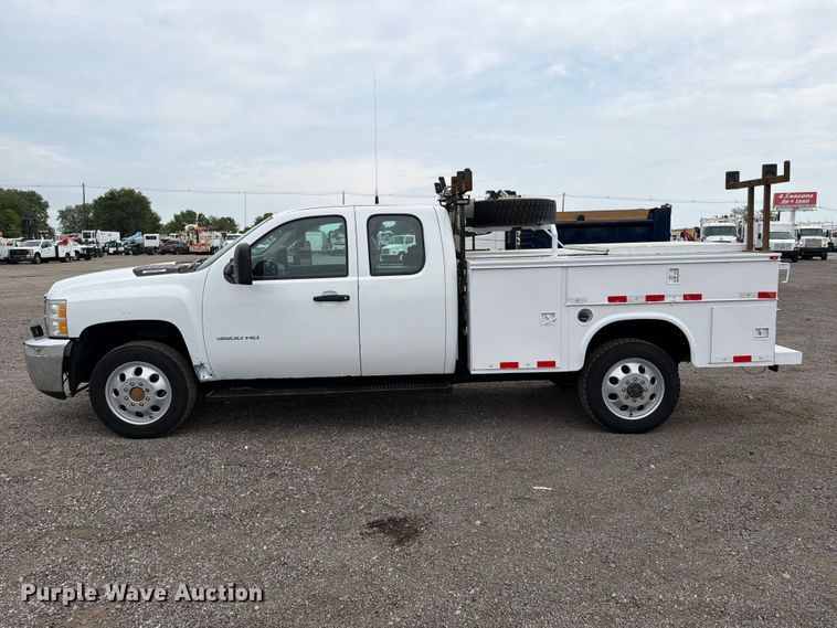 image for item FB4976 2013 Chevrolet Silverado 3500HD Ext. Cab utility bed pickup truck