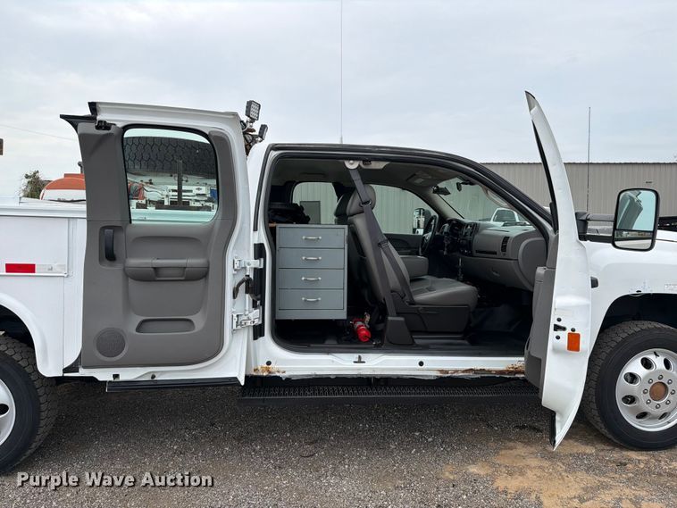 image for item FB4976 2013 Chevrolet Silverado 3500HD Ext. Cab utility bed pickup truck