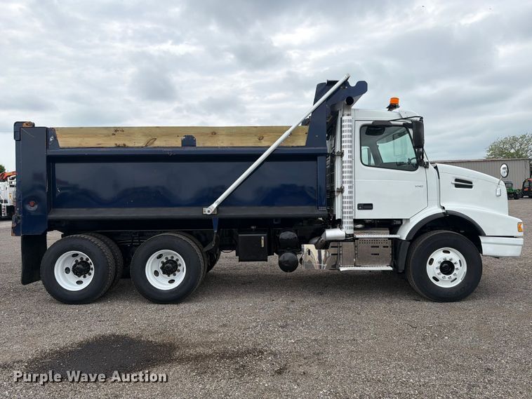 image for item FB4978 2019 Volvo VHD dump truck