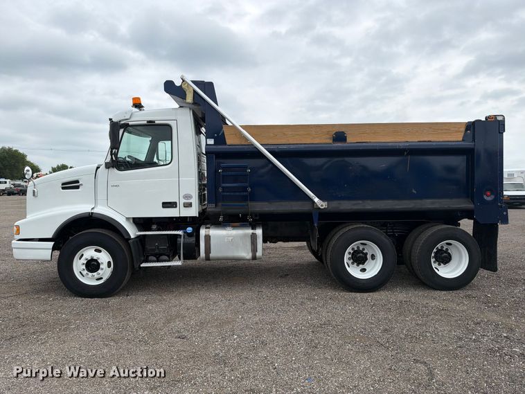 image for item FB4978 2019 Volvo VHD dump truck