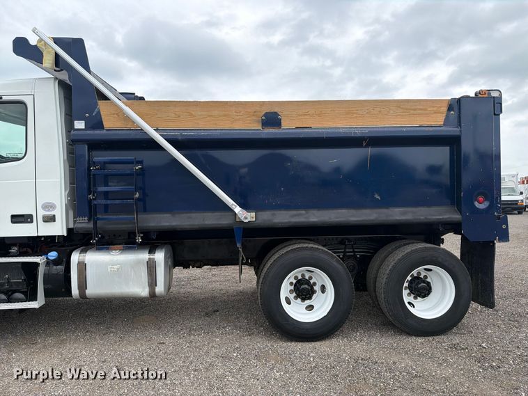 image for item FB4978 2019 Volvo VHD dump truck