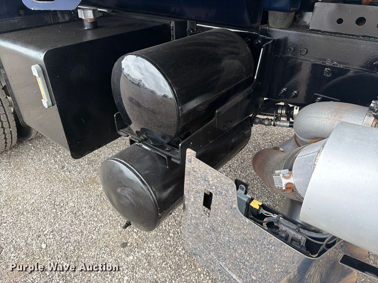 image for item FB4978 2019 Volvo VHD dump truck