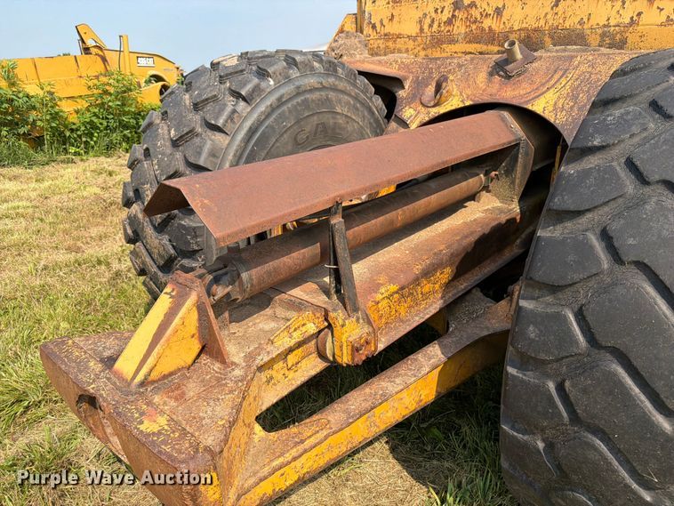 image for item FB5848 Caterpillar 435 pull type scraper