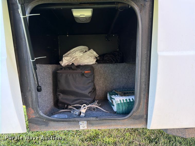 image for item FB5875 2002 National RV Sea Breeze RV