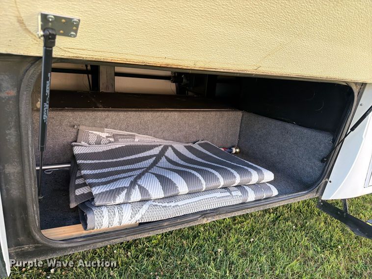 image for item FB5875 2002 National RV Sea Breeze RV