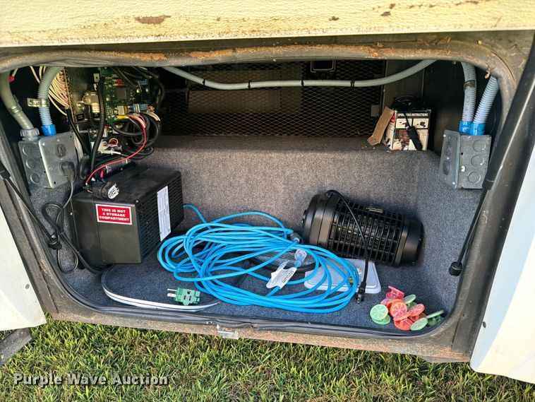 image for item FB5875 2002 National RV Sea Breeze RV