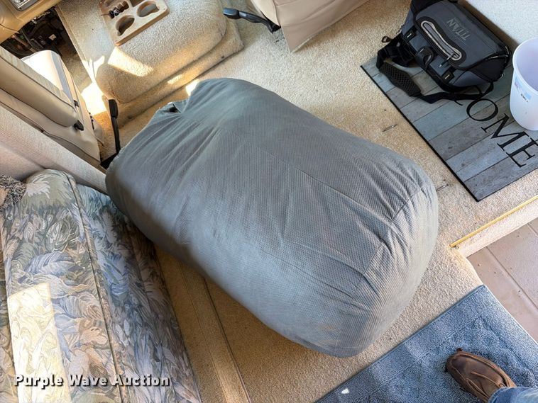 image for item FB5875 2002 National RV Sea Breeze RV