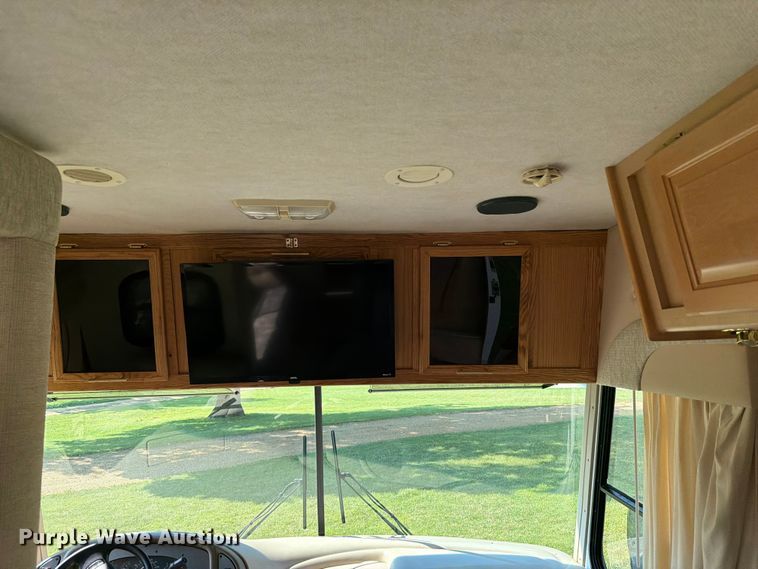 image for item FB5875 2002 National RV Sea Breeze RV