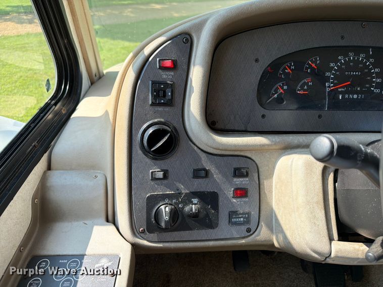 image for item FB5875 2002 National RV Sea Breeze RV