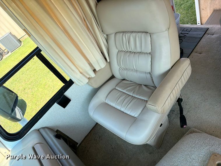 image for item FB5875 2002 National RV Sea Breeze RV